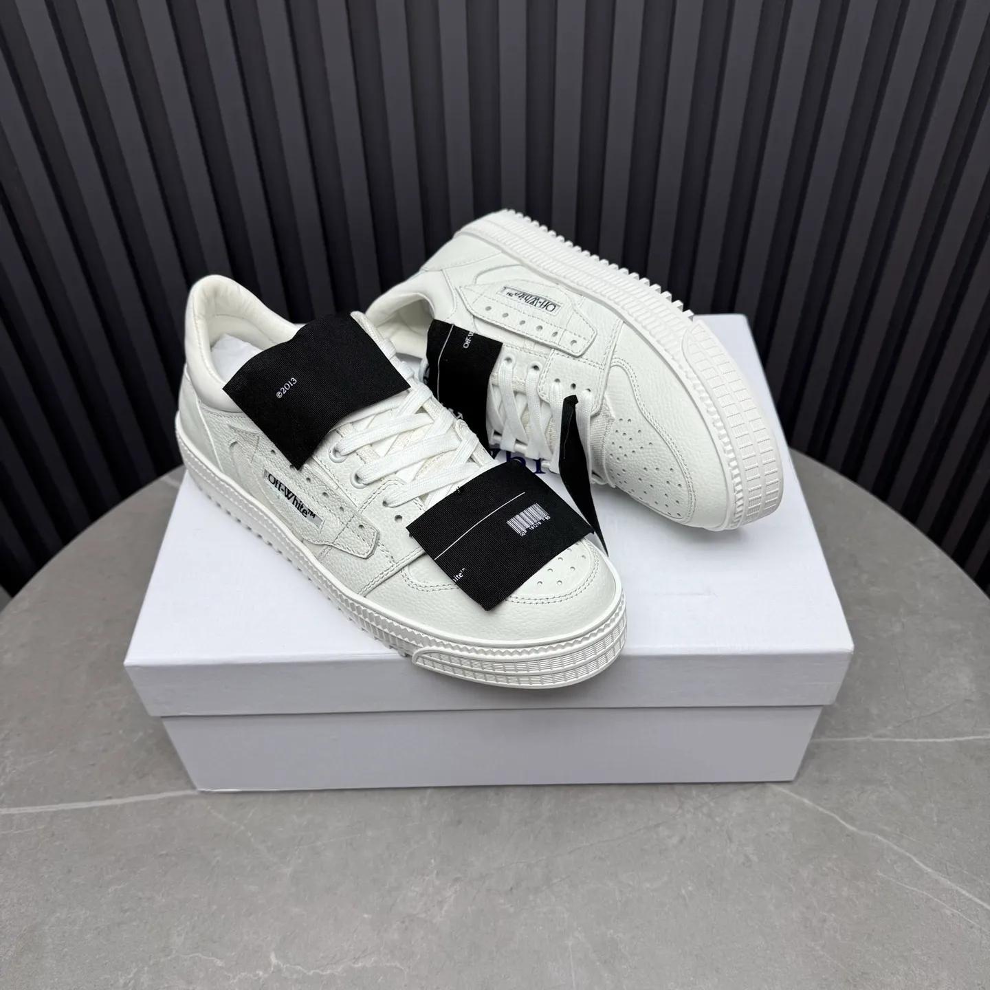 Men's shoes💰680 OFF WHITE ⚡️Couple style⚡️The latest spring style street casual shoes, released with the highest quality version on the market👊Series original mold opening, original lasting, production technology 1:1 original version➰🔜The best choice for more and more celebrities and Internet celebrities🔸In the classics Changes in the code🔸Innovate in the trend🔸Strive to break away from the shackles of bad street design🔝Although he is not the originator of fashion design, he is definitely a shining dark horse in avant-garde design🐴🆙Do not follow the trend🔅Not universal beauty🔅 Fabric💯First-layer cowhide Lining💯Imported skin-friendly and environmentally friendly polyester mesh Foot pads💯Original molded high-elastic environmentally friendly molding pads Midsole💯Made with original last-last technology Outsole💯Rubber outsole Packaging💯Official website synchronizes full set of packaging (brand wrapping paper, brand certificate, brand cloth bag) Code numbers 35-44, 45 46 Customized